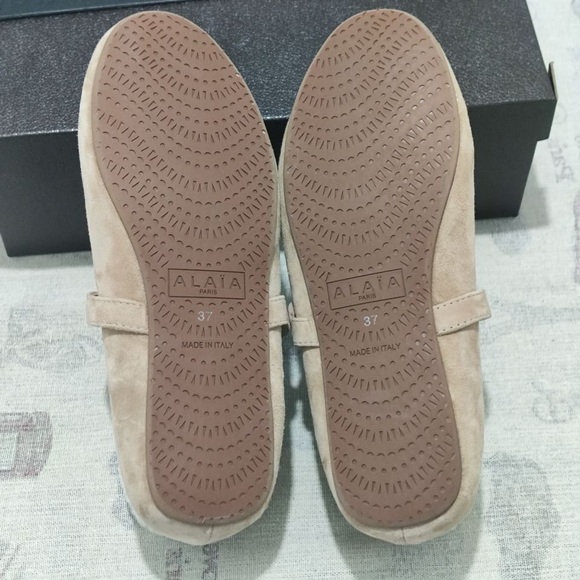 ALAIA Light Beige Suede Fleece-Lined Mary Jane Flat Shoes - Picture 4 of 7